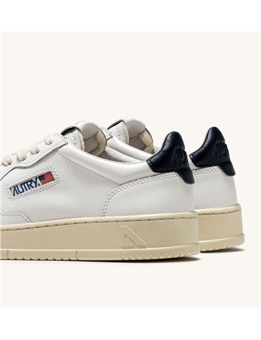 Sneaker piel detalle contraste